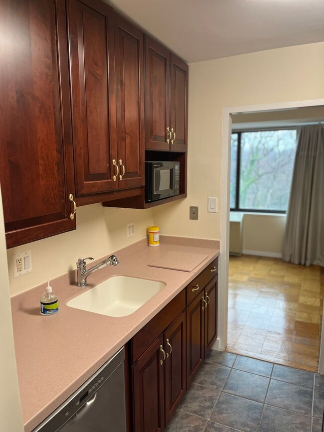 Building Photo - Extra Large 1 bedroom!