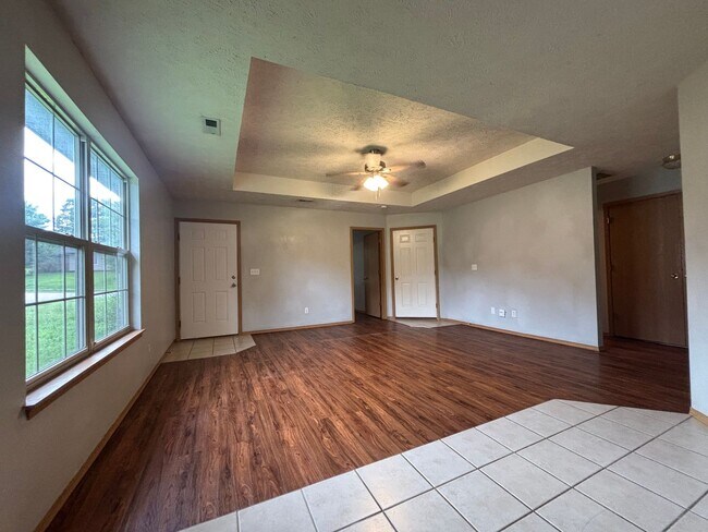 Foto del edificio - Recently remodeled 3 bedroom 2 full bathro...