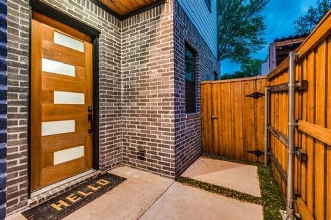 Photo - Stunning 3BR  3.5 Bath Townhome in Dallas ...