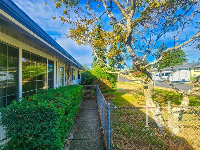 Building Photo - Spacious 4-Bedroom Rambler with Fenced Yar...