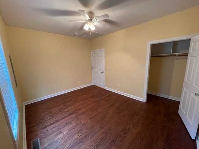 Building Photo - Nice 1 bed/1 bath duplex minutes from down...