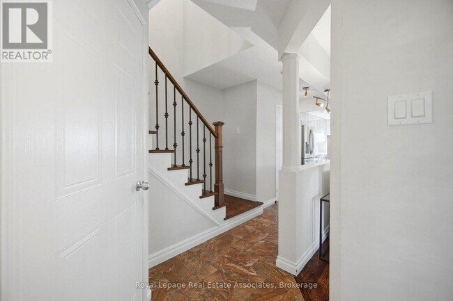 Building Photo - 1308 Valerie Crescent