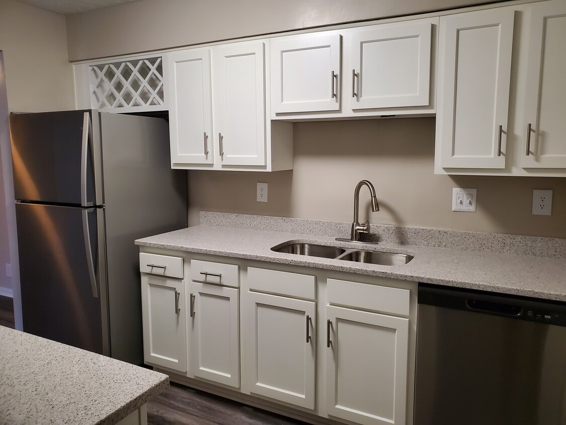 2HAB, 2BA Remodel- Cocina - St. Francis Apartments "In the Highlands"