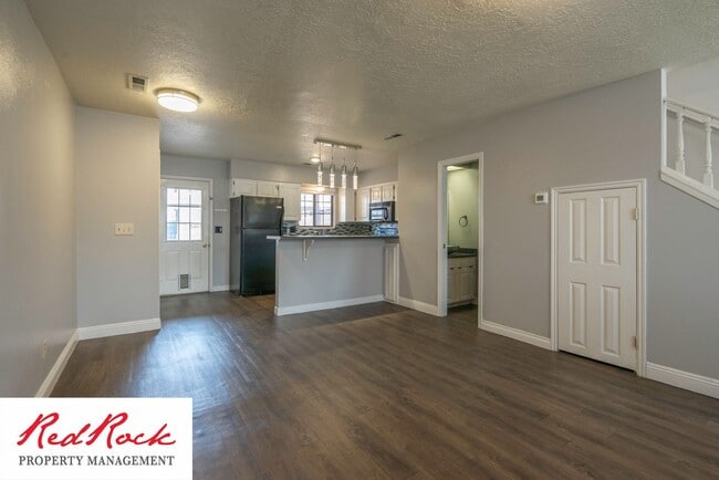 Building Photo - 2 Bedroom Townhome with Gorgeous Balcony