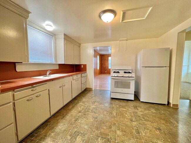 Building Photo - Great Gresham home on corner lot, fully fe...