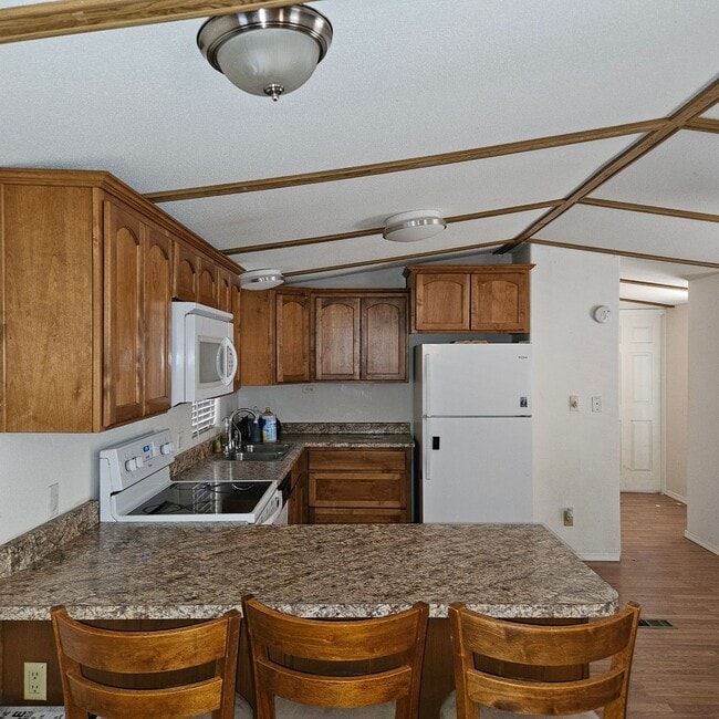 Foto del edificio - Furnished 2 bedroom, 2 bath available now