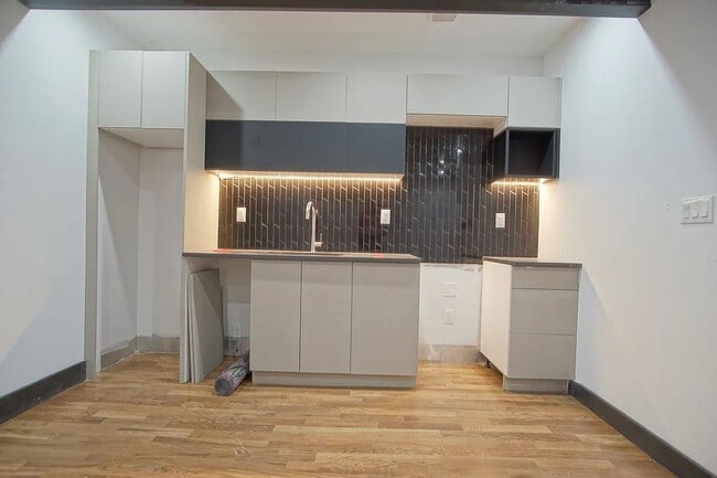 Building Photo - 562 Park Pl