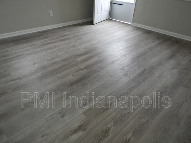 Building Photo - 1631 N Gladstone Ave