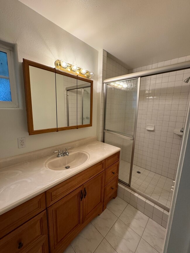 Foto del edificio - 923 Royal Oaks Dr