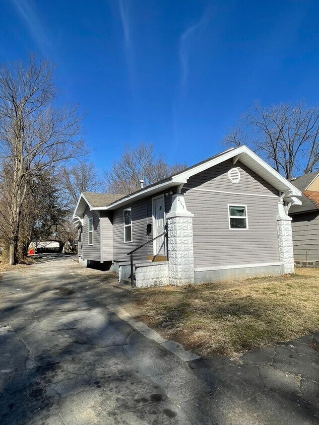 Primary Photo - Gorgeous 3 Bedroom 2 Bath Home with a Larg...