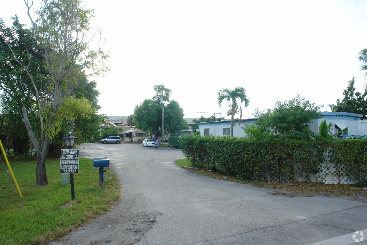 Building Photo - Holiday 2 Mobile Home Park