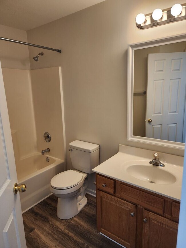Foto del edificio - Four bedroom townhome in Caldwell Station