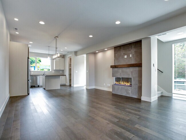 Building Photo - 5750 SE 17th Ave