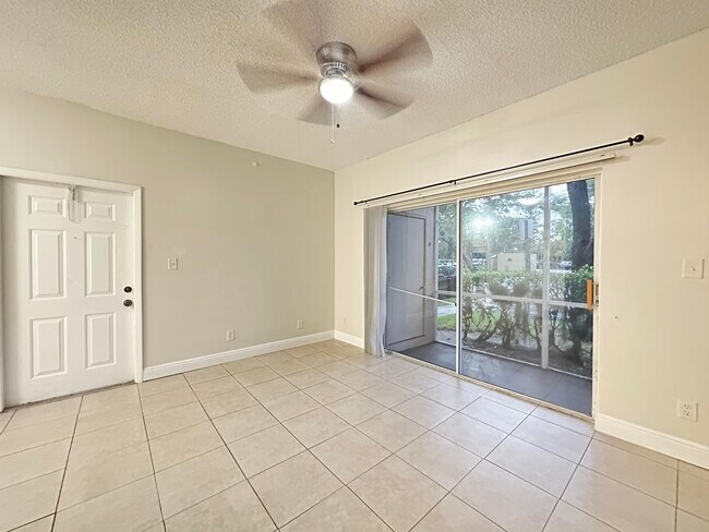 Foto del edificio - 671 Cypress Lake Blvd