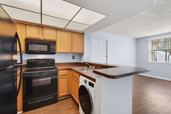 Foto del edificio - ONE BEDROOM ONE BATHROOM! WATERFRONT COMMUNITY!! W/D!