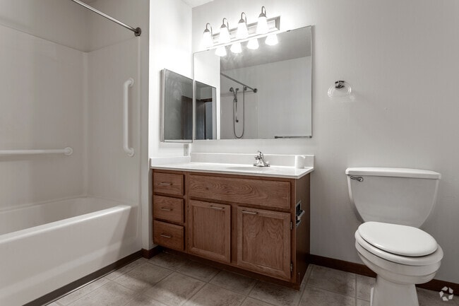 2BR, 1.5BA - 1,119SF - Bathroom - Silver Lake Pointe