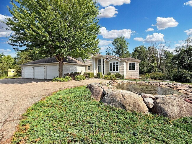 Foto del edificio - 3200 Lakeside Dr