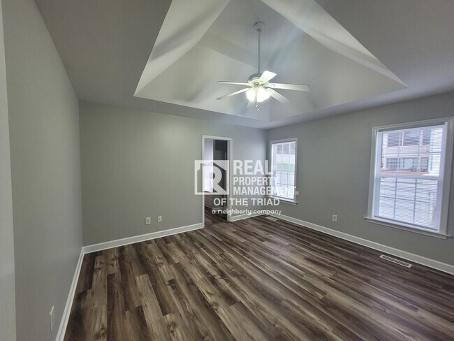 Foto del edificio - Newly Renovated Now Ready! One level 3BR/2...