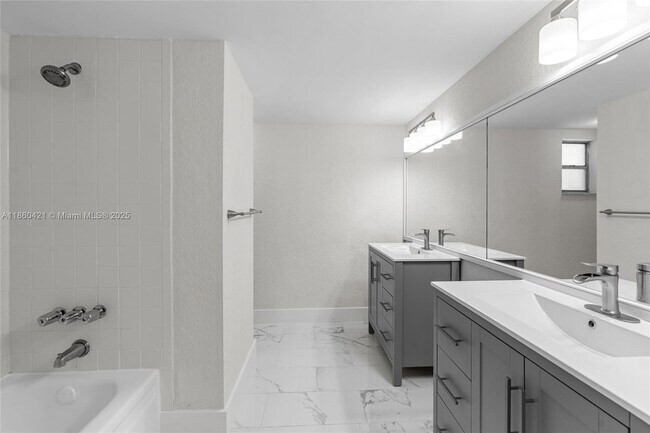 Foto del edificio - 4215 N University Dr