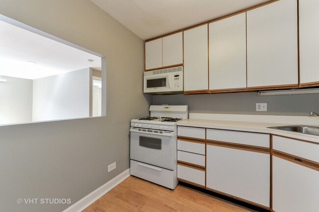 Foto del edificio - Spacious 2 Bed 2 Bath, East Lakeview
