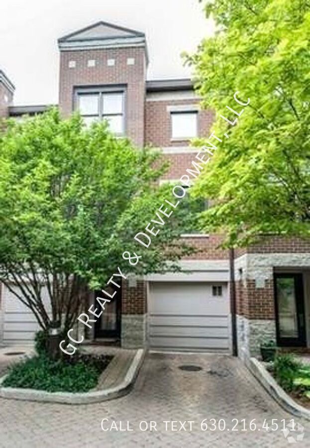 Building Photo - 2730 N Greenview Ave