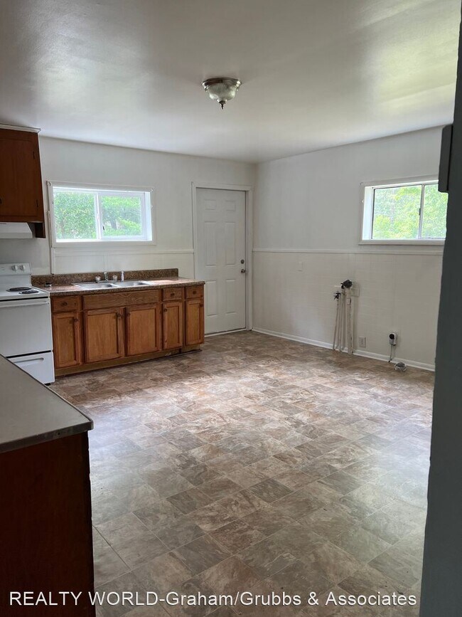 Building Photo - 3 br, 1 bath House - 208 Second Street