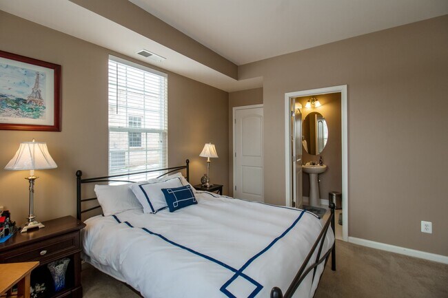 Foto del edificio - Beautiful 4-Bed, 3.5-Bath End Unit Townhom...