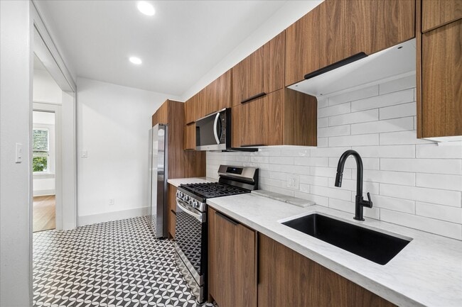Building Photo - 2408 White Oak Dr