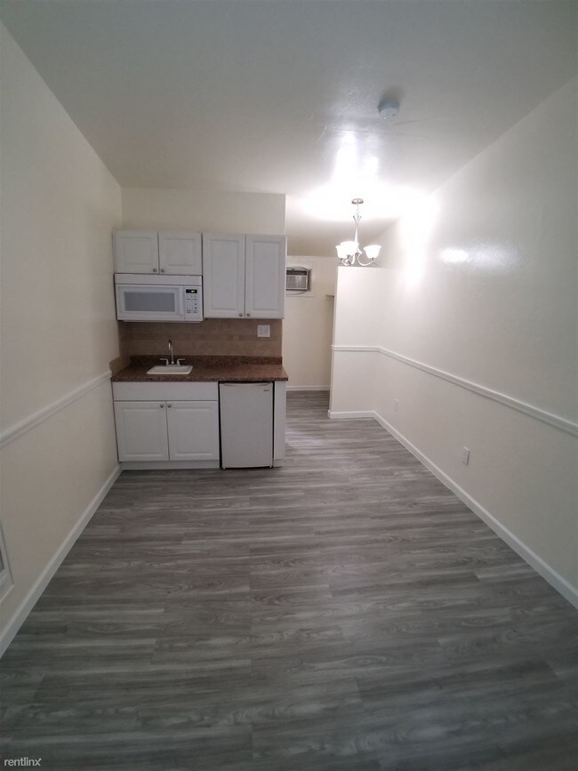 Building Photo - 1110 E Turney Ave