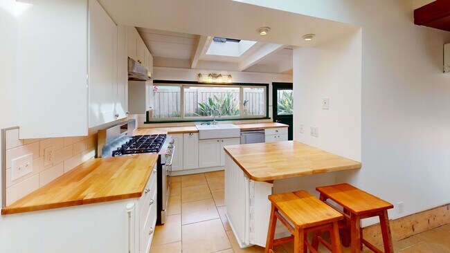 Building Photo - Coronado Village Beach Cottage | 2bd/1.5ba...
