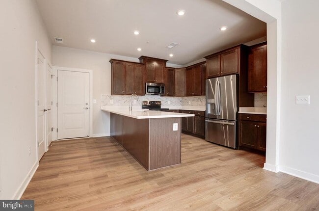 Building Photo - 43792 Middleway Ter