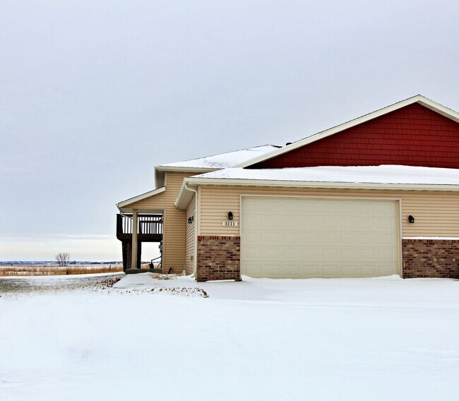 Building Photo - 4 Bedroom Townhome!