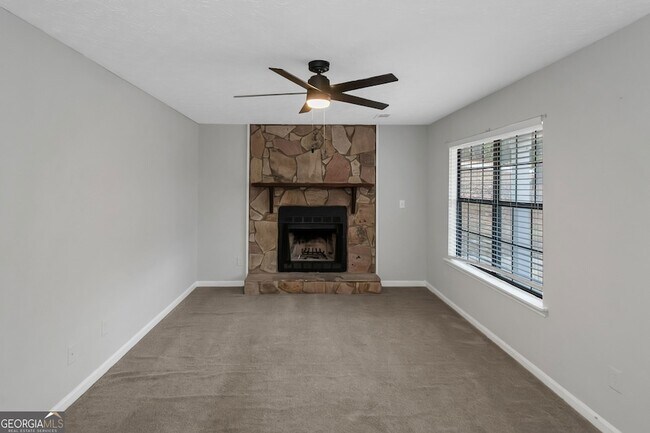 Foto del edificio - 321 Summerwood Ln