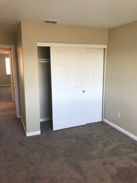 Building Photo - Spacious 5 Bedroom 3 Bath Tracy Home
