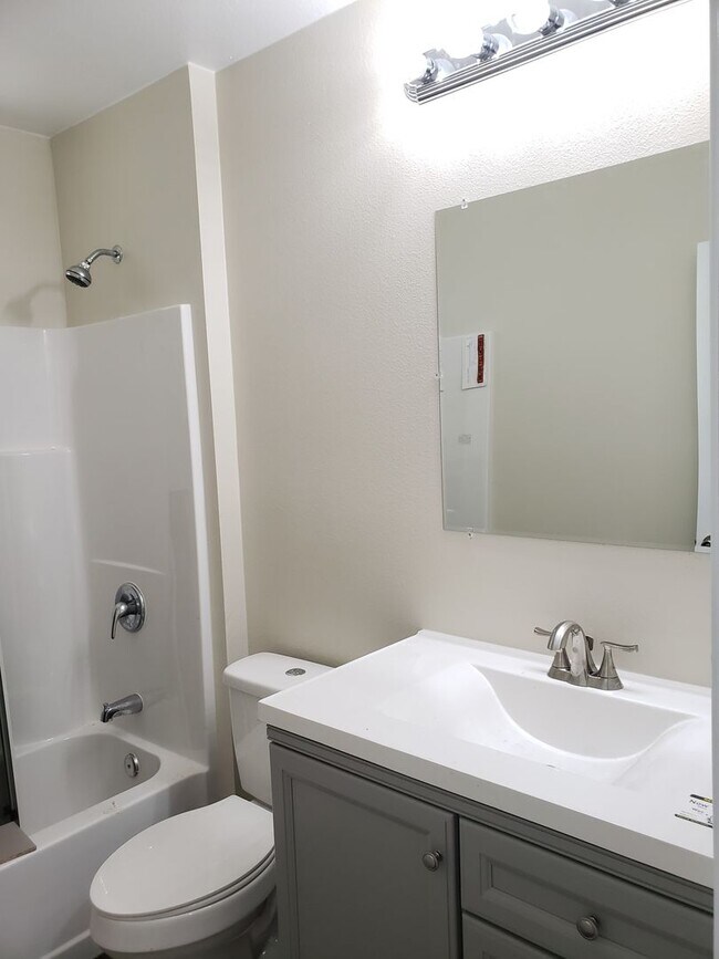 Building Photo - 3-Bedroom, 2-Bath Home for Rent in Beautif...
