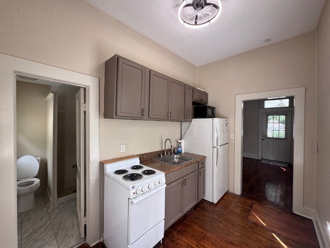 Building Photo - 114 NE Tuscawilla Ave