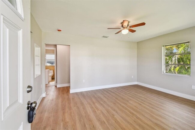 Building Photo - 951 Lantana Ave