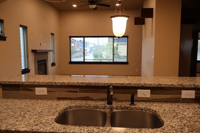 Building Photo - Beautiful Home in Valley West Subdivision
