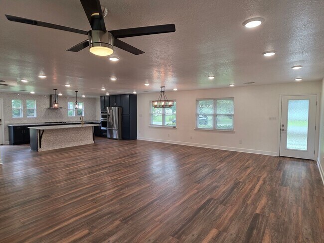 Building Photo - 145 Lewis Dr