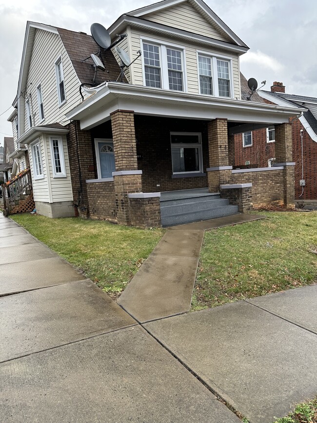 Building Photo - 1006 Garfield St