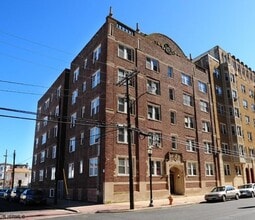 Building Photo - 33 S Iowa Ave