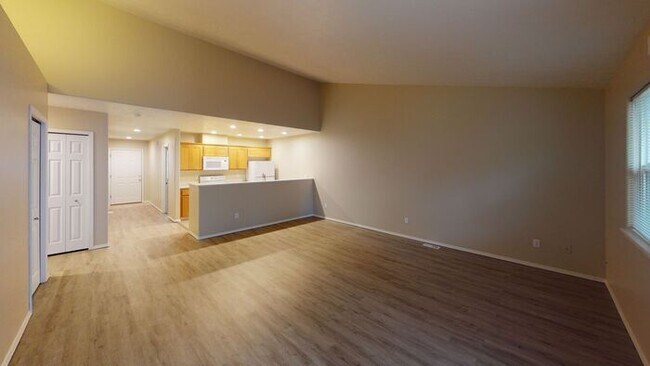 Building Photo - Single Level House in Sandy- Great Open Fl...