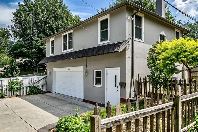 Foto del edificio - Charming 2-Bedroom Home Between Dundee & Blackstone with Large Attached Garage & Hardwood Floors