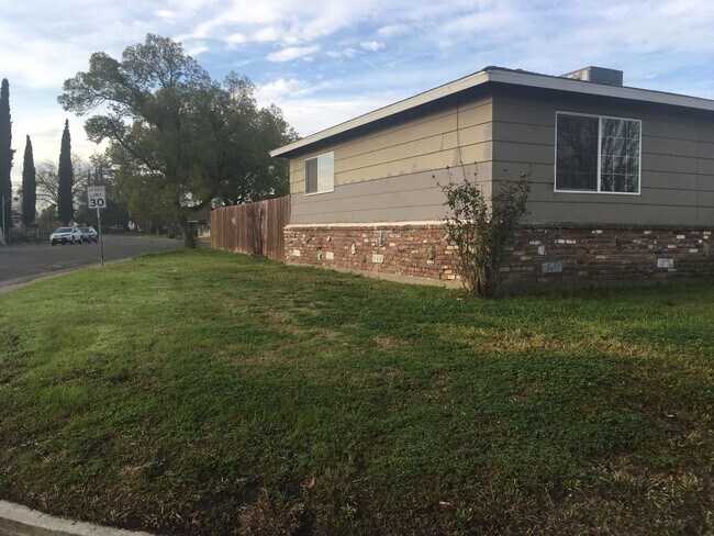 Foto del edificio - Clean , Large 2 Bedroom, 1 Bath 1000 sift....