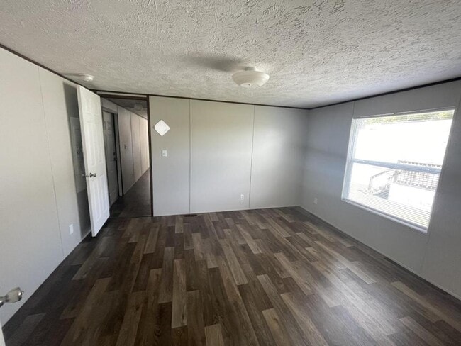 Foto del edificio - 555 Crandlemire Rd