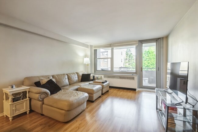 Building Photo - 555 W Cornelia Ave