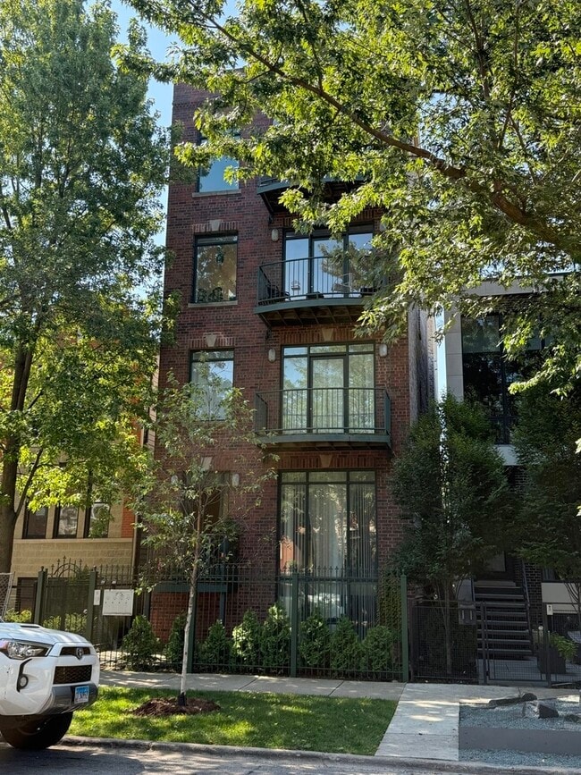 Building Photo - 1915 W Huron St