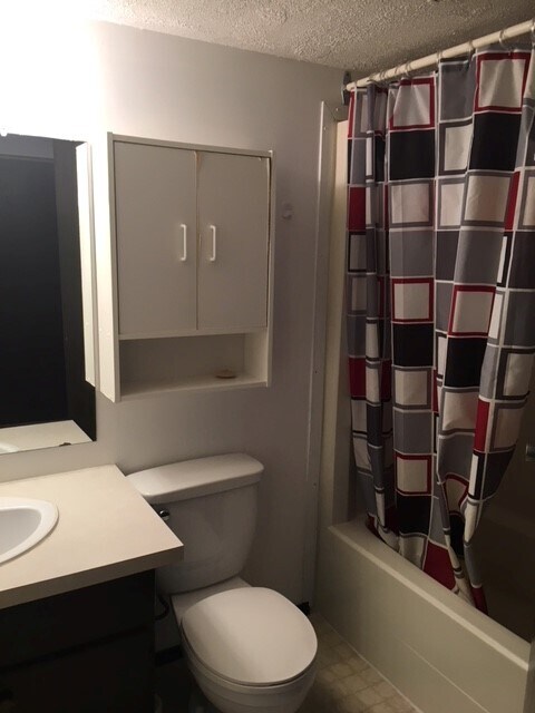 Building Photo - 3 Bed 1.5 Bath Unit in Olds, AB