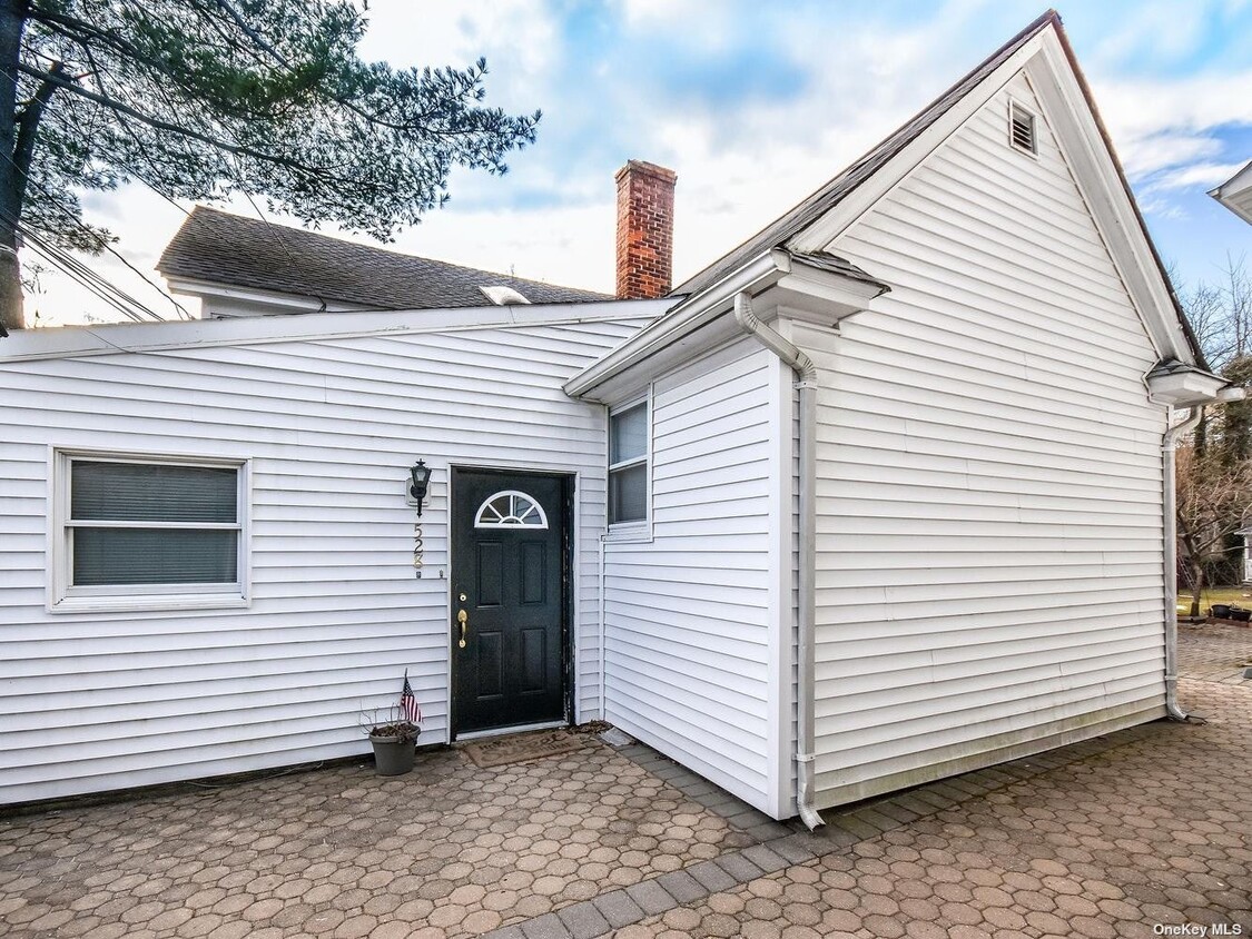 Primary Photo - 528 Glen Cove Rd