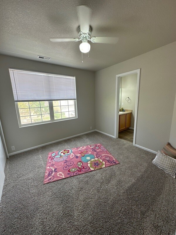 Foto del edificio - 8376 Newbury Way